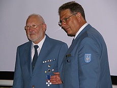 Siegfried Schymala überreichte Hermann Schneider das Ehrenzeichen in Silber.