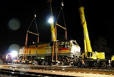 Die Udo Lindenberg Lok 218 212-9 wird durch zwei Schwerlastkräne auf das Schaugleis gehoben.
