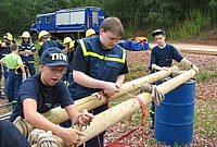 Bau eines Tonnenfloßes am Baggersee - eine Aktion der Jugendgruppe