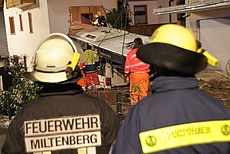 Tragisches Busunglück in Miltenberg - ein Linienbus raste in ein Mehrfamilienwohnhaus.